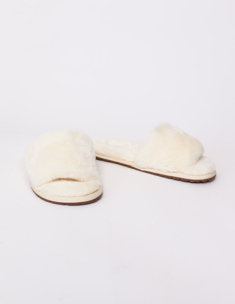 front view of the cream 'Cozy fur you' slipper.