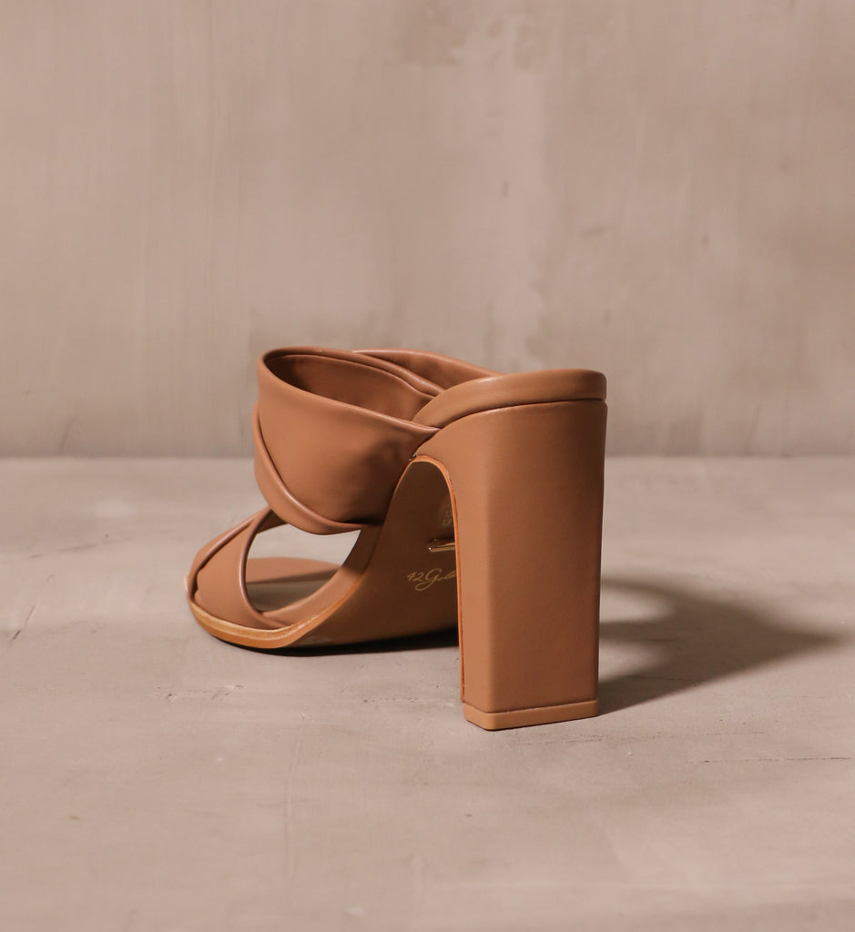 back of the rectangular block heel on the tan state of luxe heel