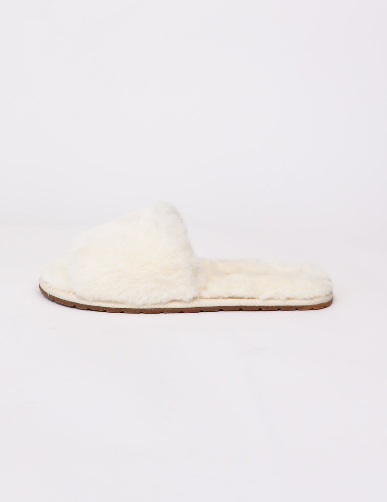the cozy fur you slipper in cream on a white background.