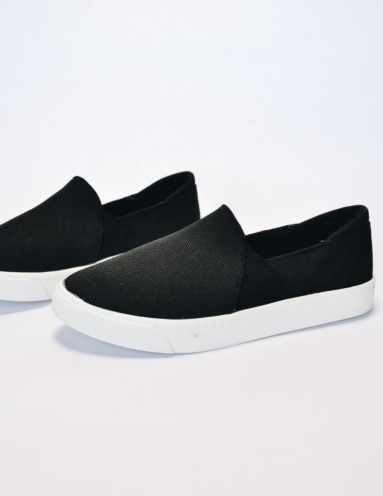 Closeup of the black weekend wanderer sneaker with white rubber sole - elle bleu