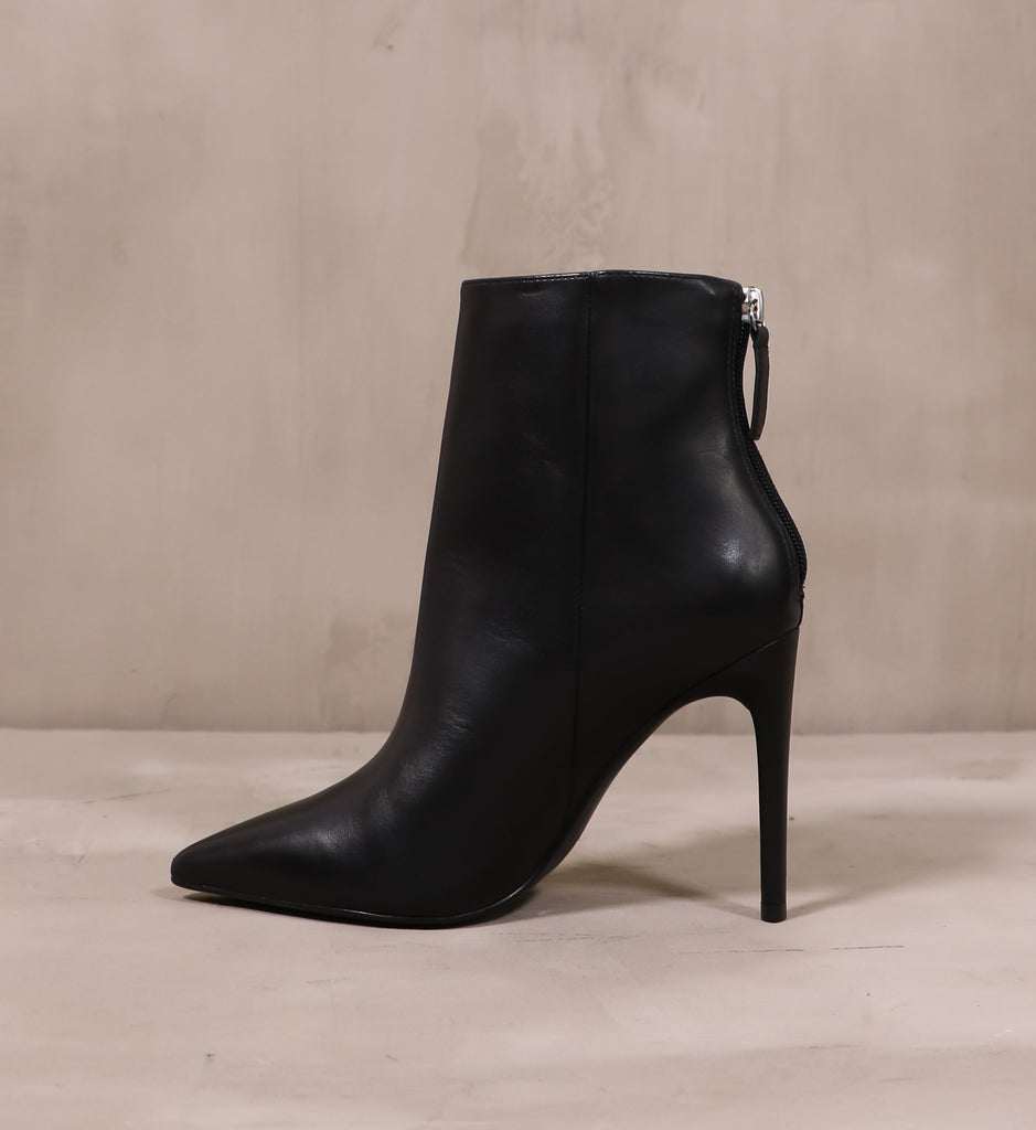 inner side of the noir or never black pointed toe leather heel