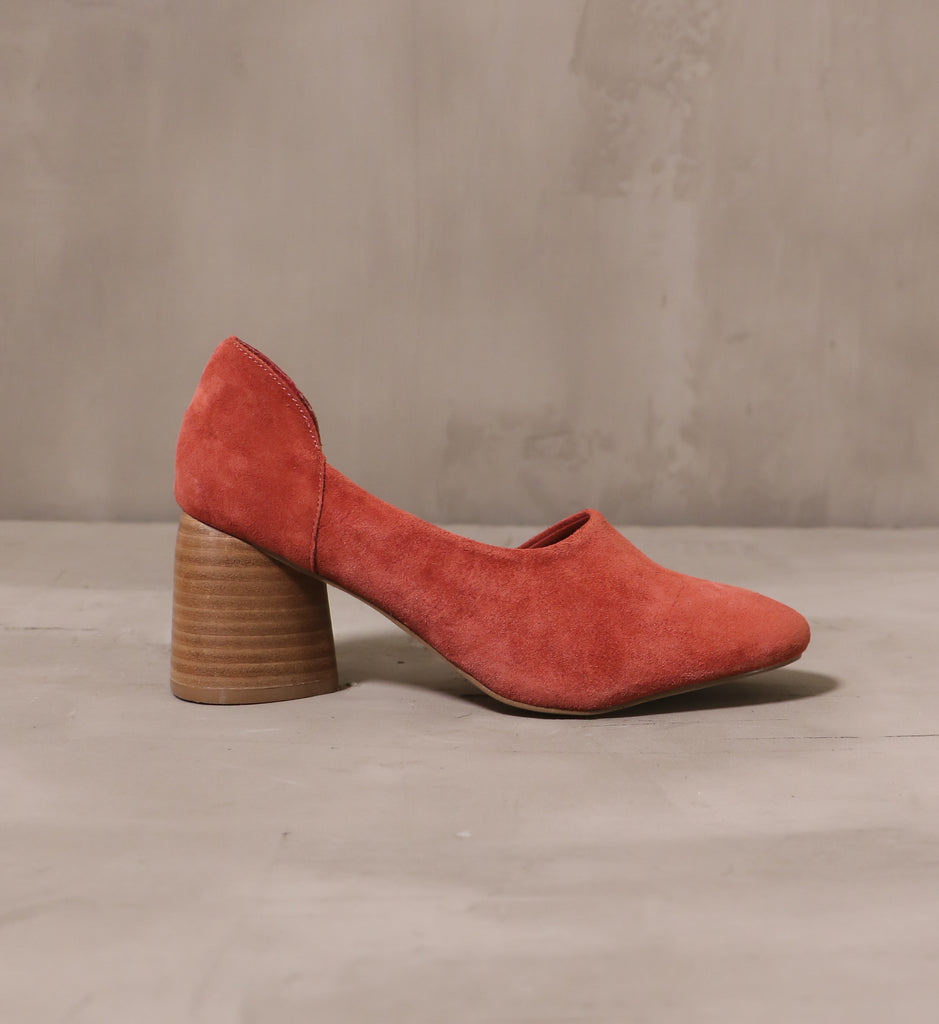 outer side of the retro romance heel with teardrop shaped stacked wood heel