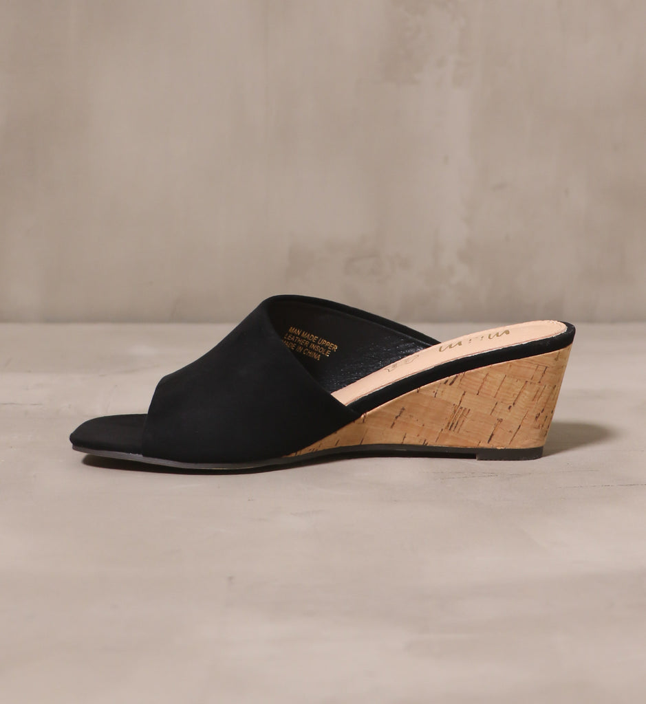 inner side of the wedge of darkness heel with beige leather insole and cork sole